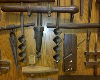 Wall plaque of vintage woodworking tools | Auction Finds