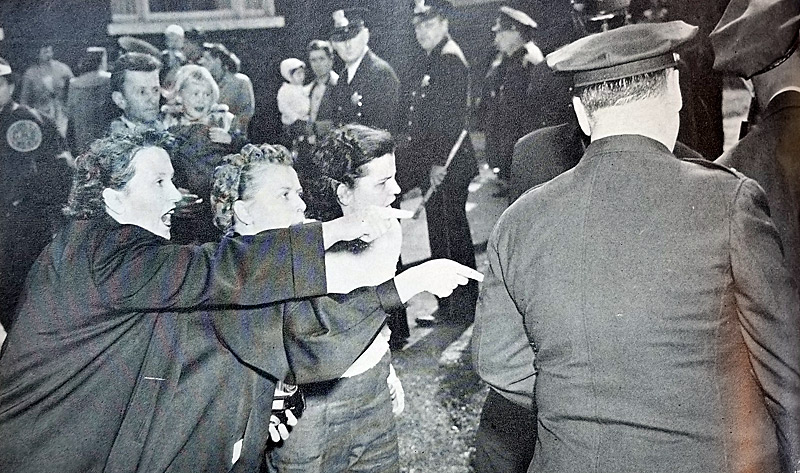 Whites protest black neighbors in 1950s Chicago. 